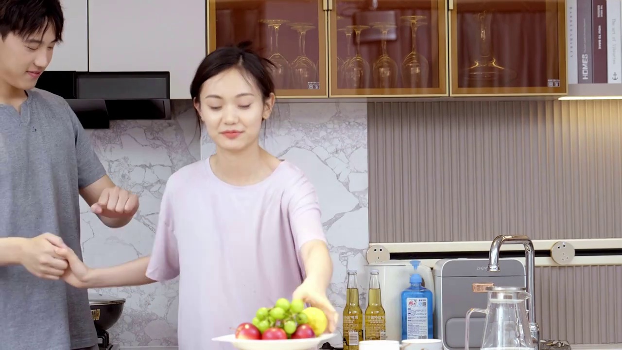情侣在厨房洗水果视频素材