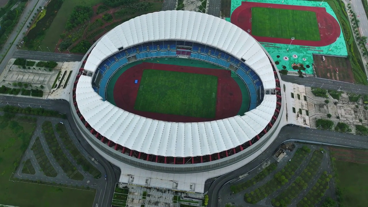 航拍崇左市体育中心足球场球馆背景视频素材