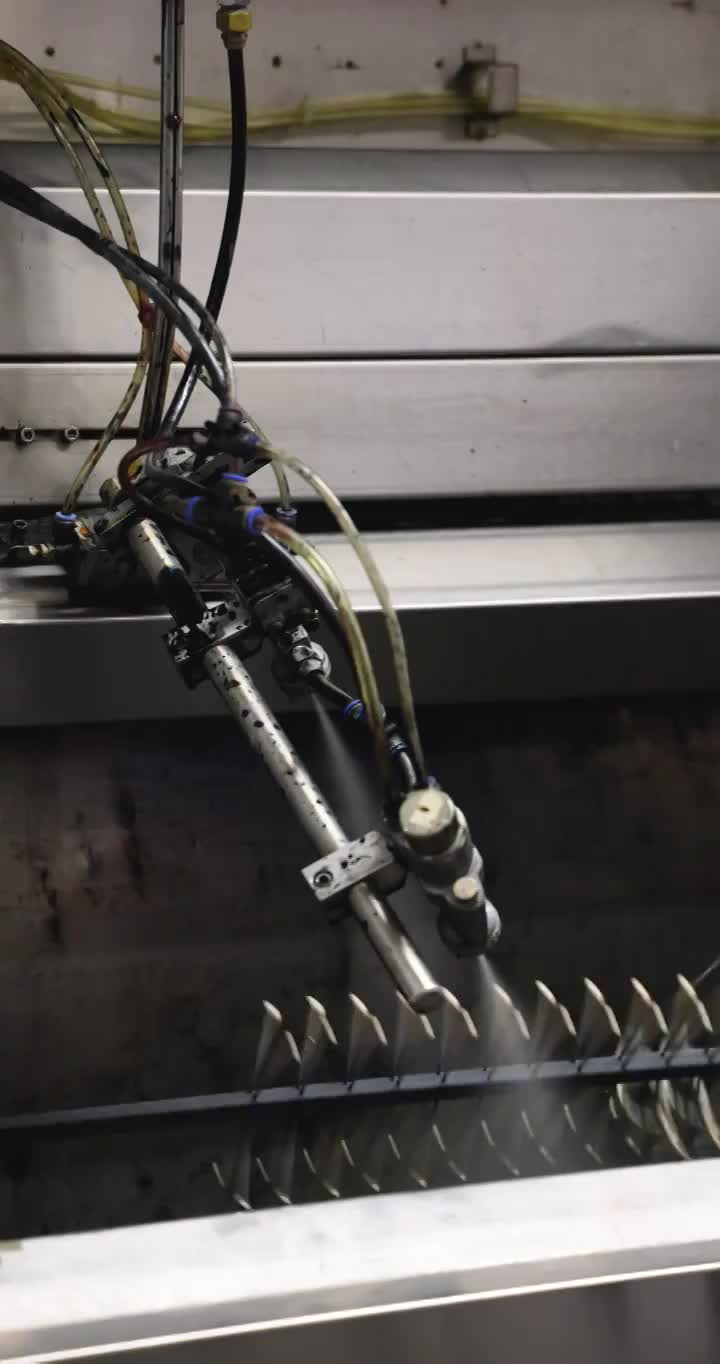 表面处理工艺：自动化喷枪正在对眼镜框喷漆视频下载