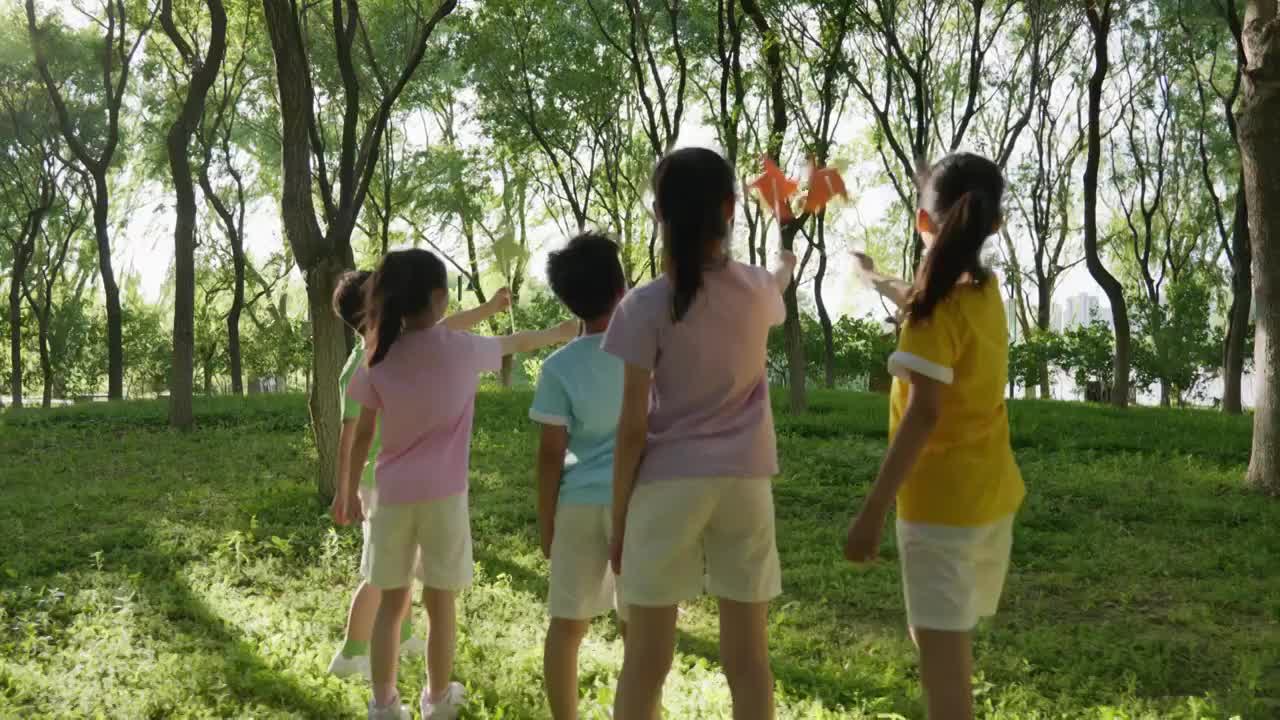 小学生和老师在公园玩耍视频下载