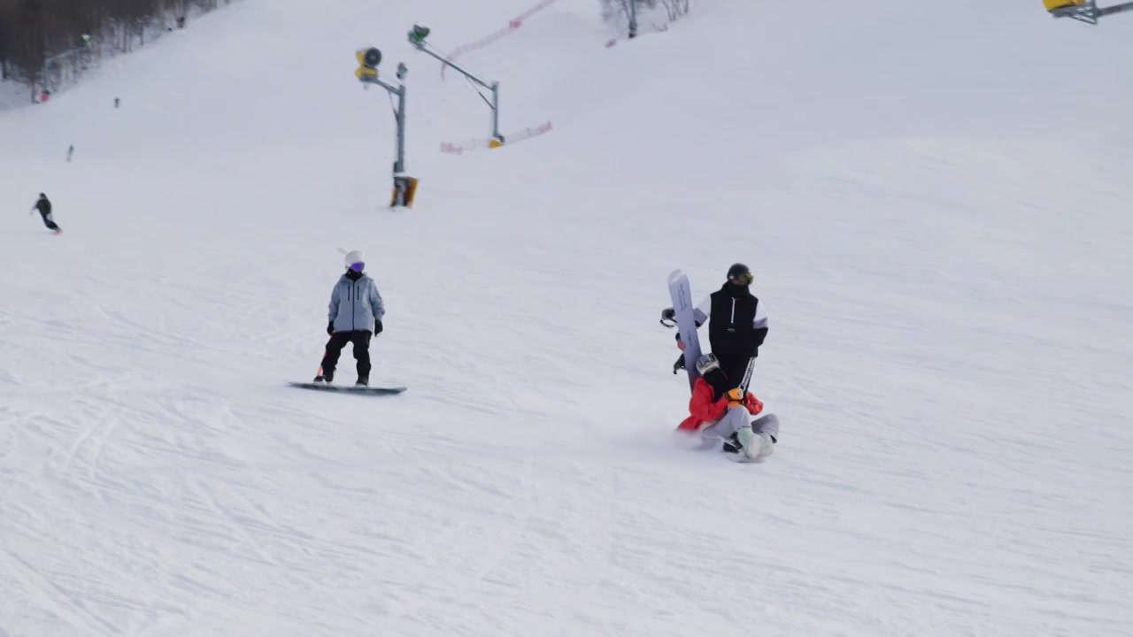 青年男女在户外滑雪场视频下载