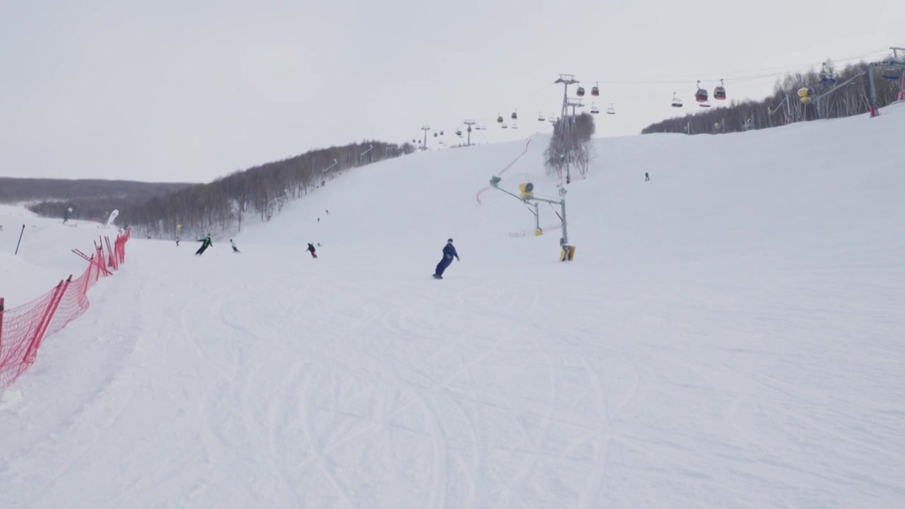 青年男女在户外滑雪场视频下载
