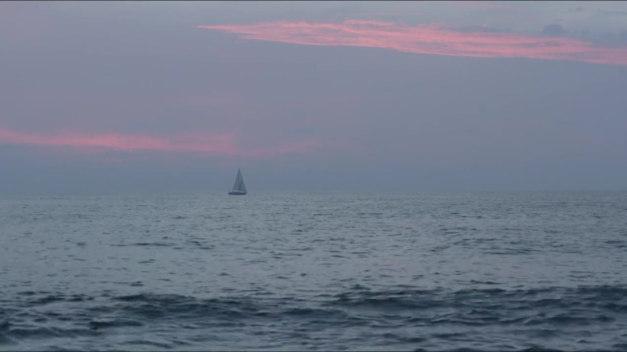 夕阳下的大海上行驶着一艘船视频下载