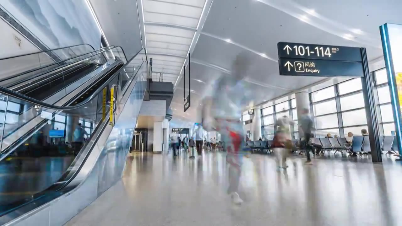 中国江苏南京禄口机场繁忙的航站楼内穿梭的游客延时摄影视频下载