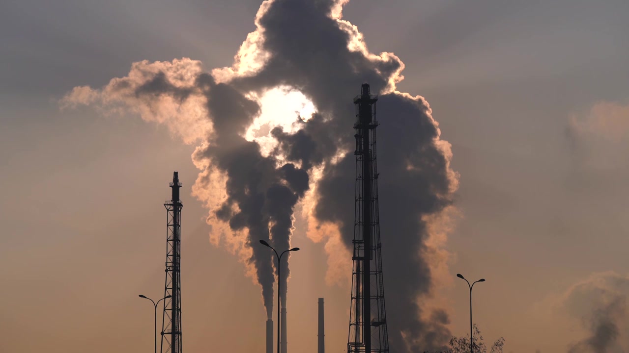 甘肃兰州工业区石油化工企业烟囱排放蒸汽视频下载