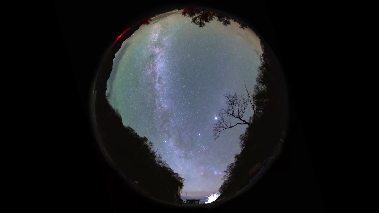 鱼眼镜头下的陕西秦岭天球银河视频素材