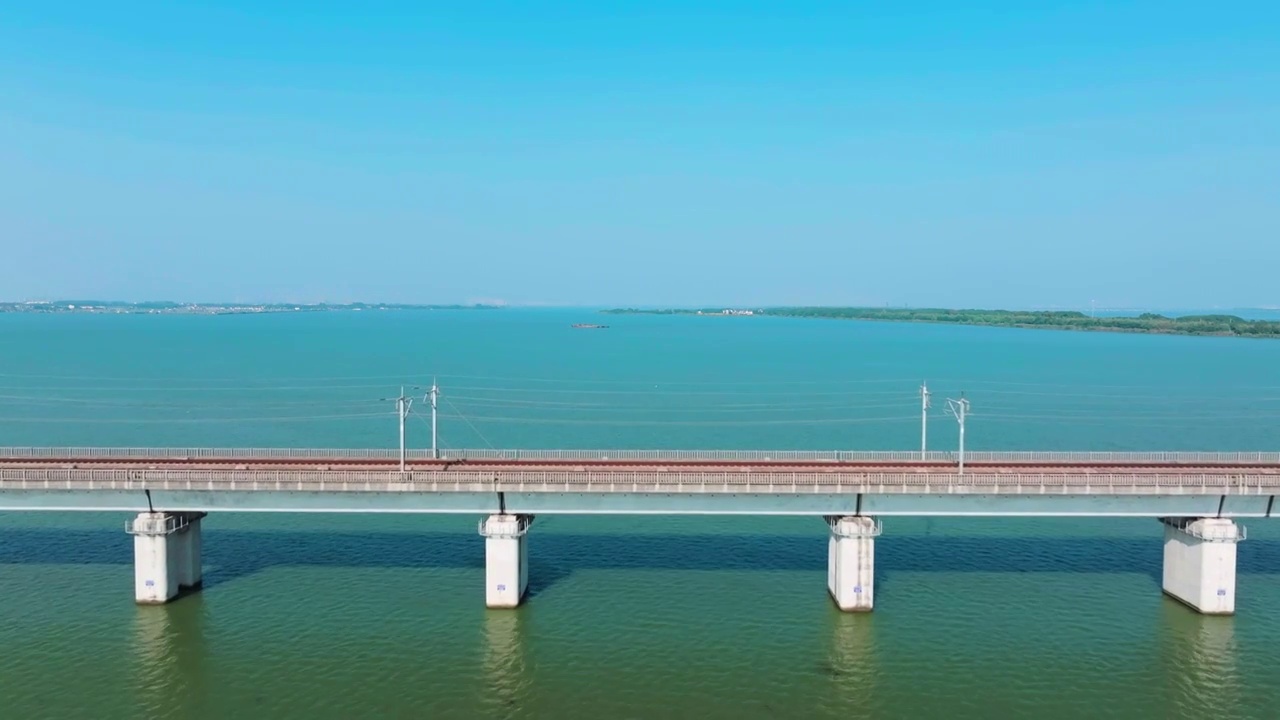 复兴号飞驰跨海大桥视频素材