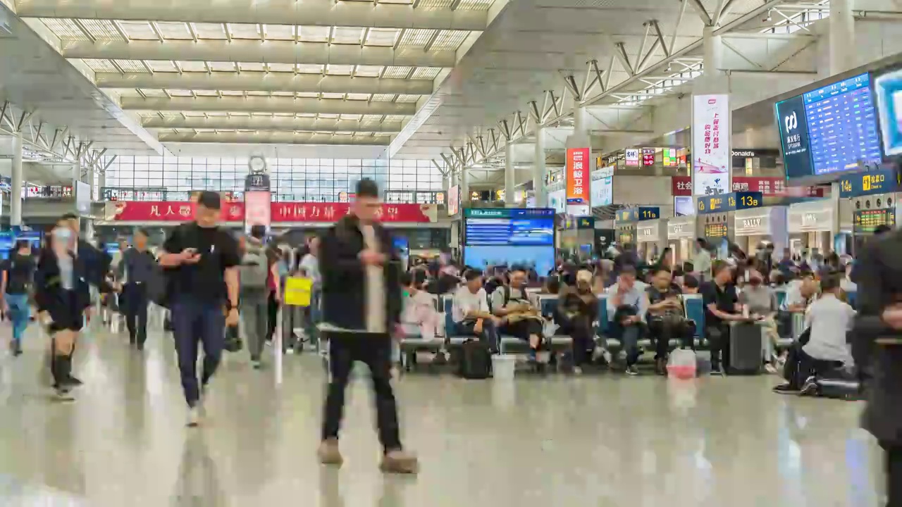 京沪高铁上海虹桥站候车室流动的人群视频素材
