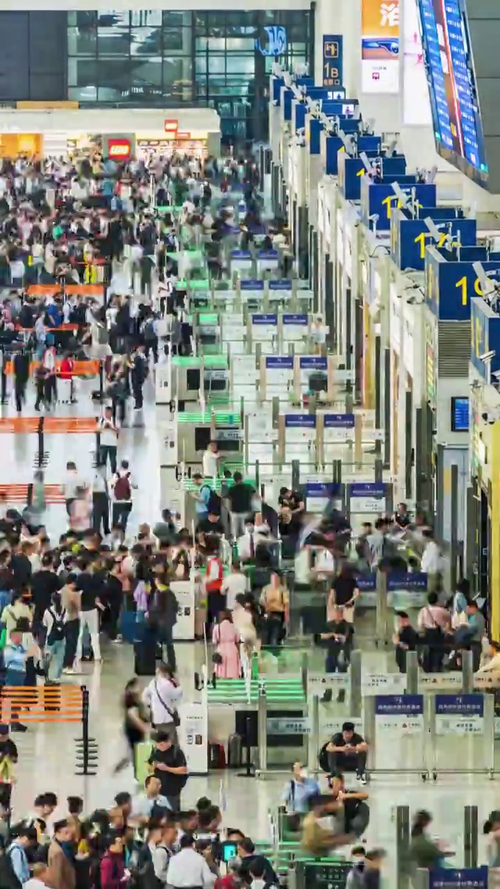 京沪高铁上海虹桥站候车室流动的人群4K竖屏延时视频素材