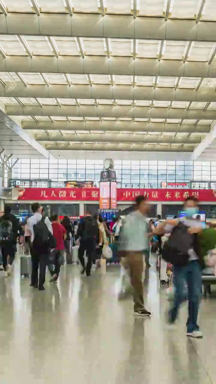 京沪高铁上海虹桥站候车室流动的人群4K竖屏延时视频素材