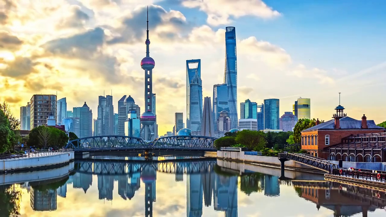 中国上海金融区天际线日出延时，无建筑商标创意视频视频下载