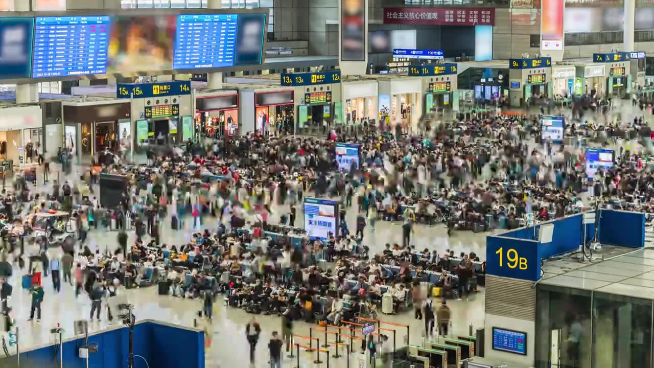 京沪高铁上海虹桥站候车室流动的人群视频素材