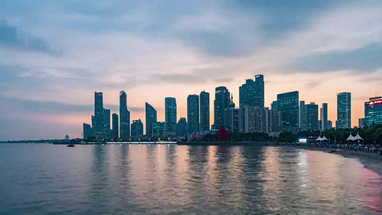 中国山东青岛海滨城市风光日转夜延时视频素材