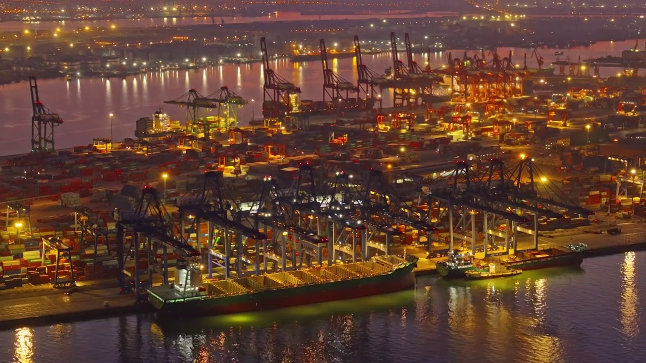 航拍夜景天津港集装箱货运码头视频下载