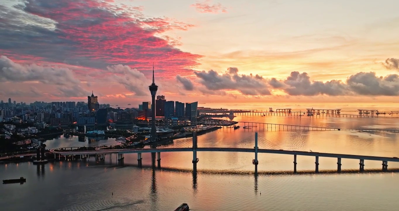 澳门日落时的城市天际线和海洋风景视频素材