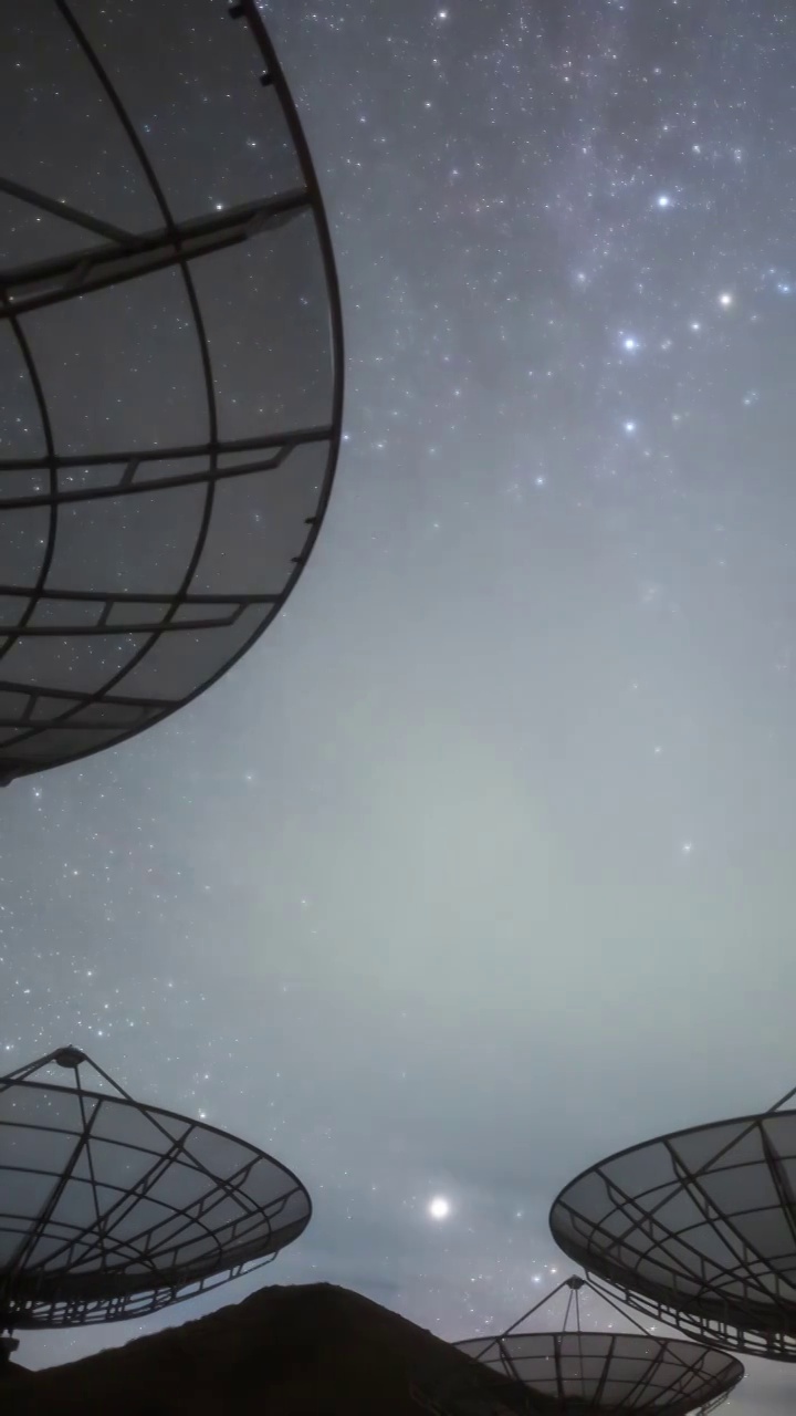 星空延时-新疆大红柳峡天文观测站射电望远镜视频素材