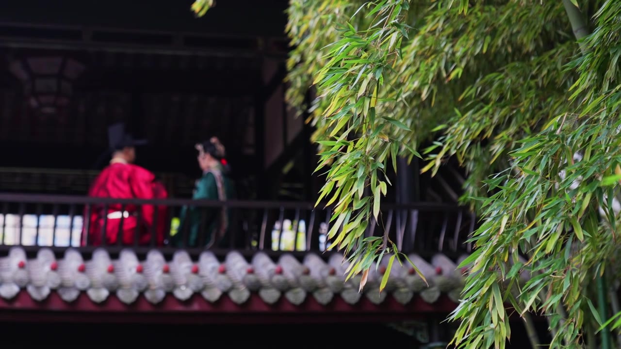 在成都望江楼公园，一对穿着汉服的青年在交谈着什么视频下载