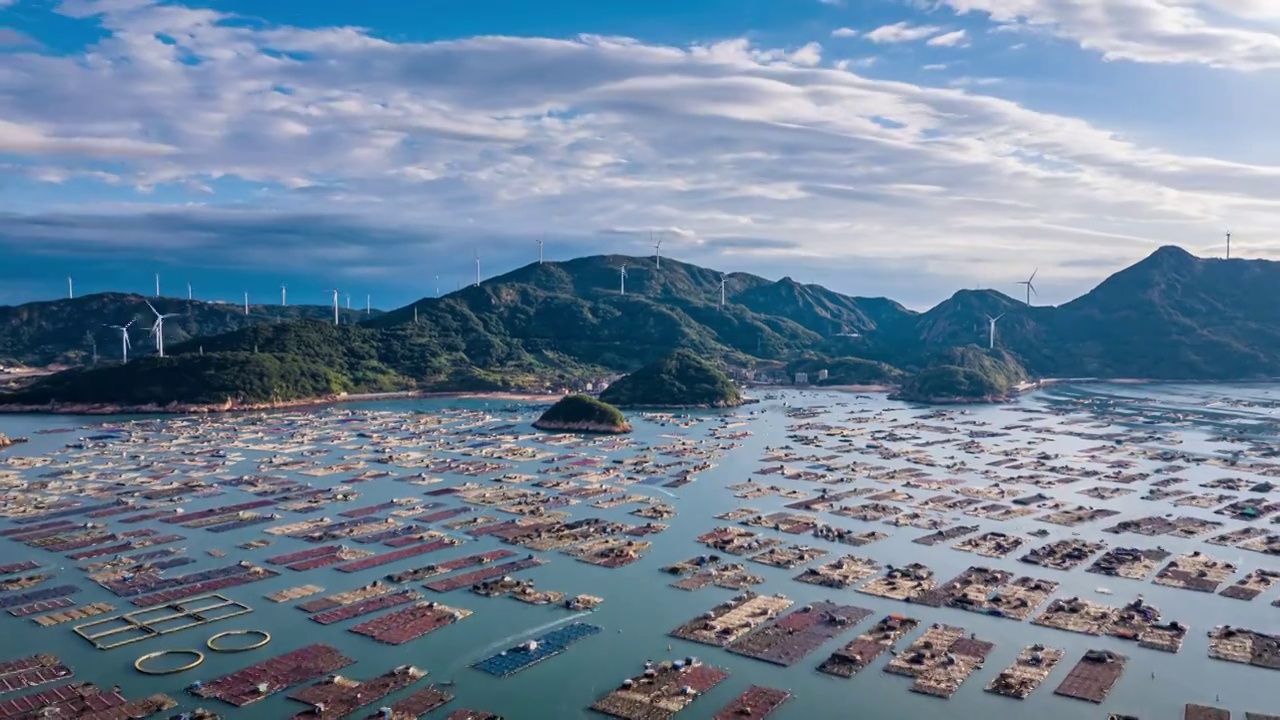 福建福州渔村鱼排与渔船航拍蓝天白云大海山川视频素材