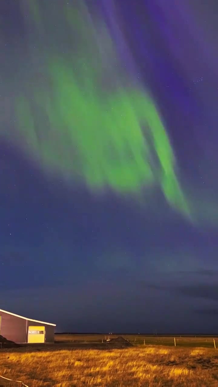冰岛的极光，夜晚的北极光，地磁暴的天文现象，七彩的极光视频下载