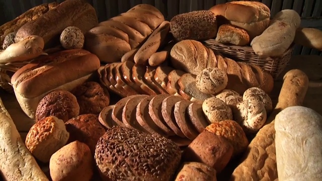 各种各样的面包和面包卷视频素材