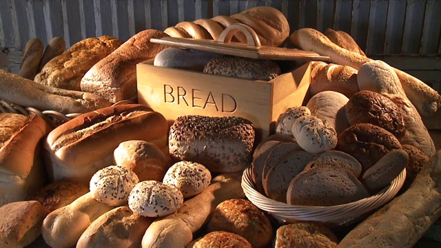 面包箱及各种面包和面包卷视频素材