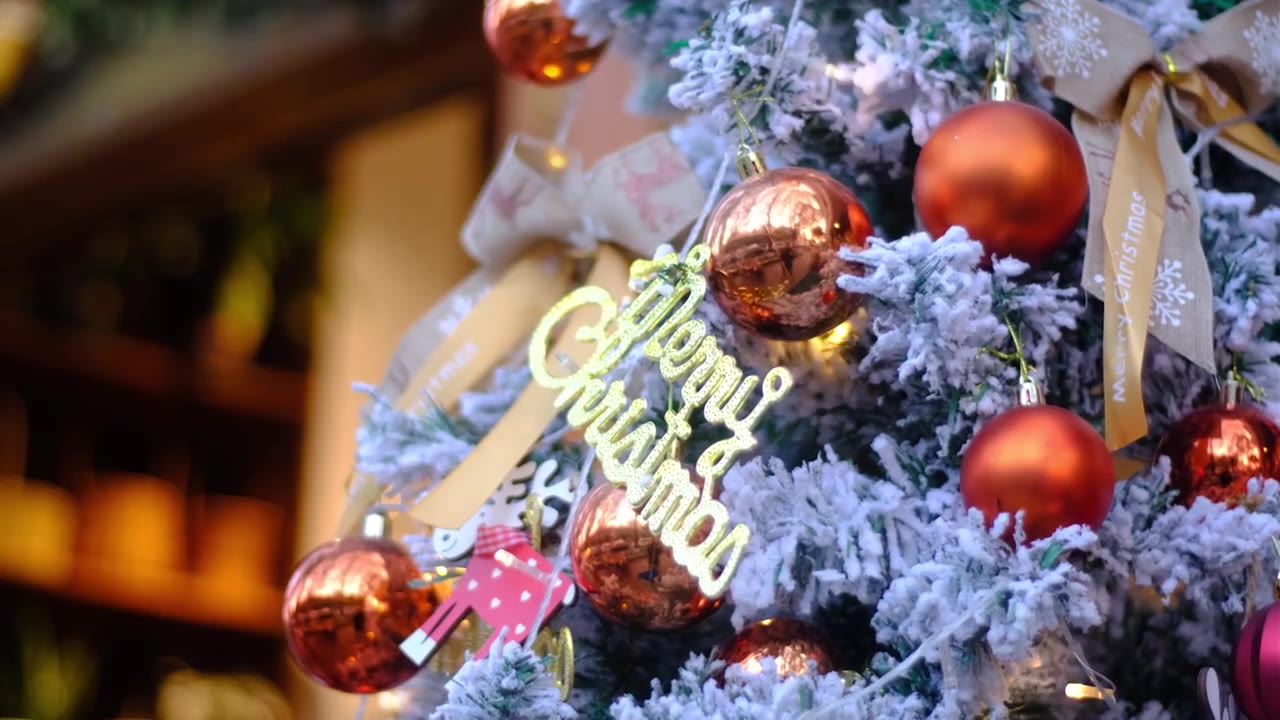 四川绵阳圣诞节装饰彩灯，圣诞树，礼物视频素材
