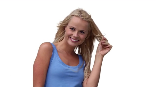 一个白人女性玩弄头发，在白色背景下视频素材