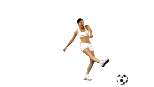 女子在白色背景下踢足球的慢动作视频素材