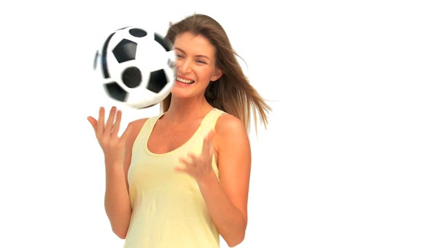 带着足球的可爱女人视频素材