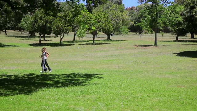 一对运动爱好者一起在公园慢跑视频下载