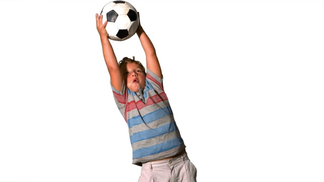 一个西方男孩跳跃接足球慢镜头，在白色背景下视频素材
