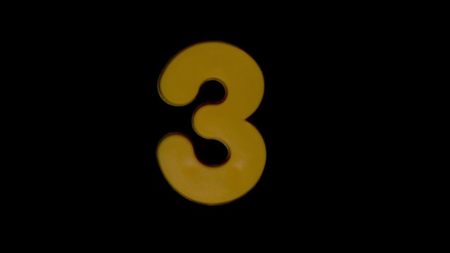 数字3在黑色背景的慢动作中进入焦点视频下载