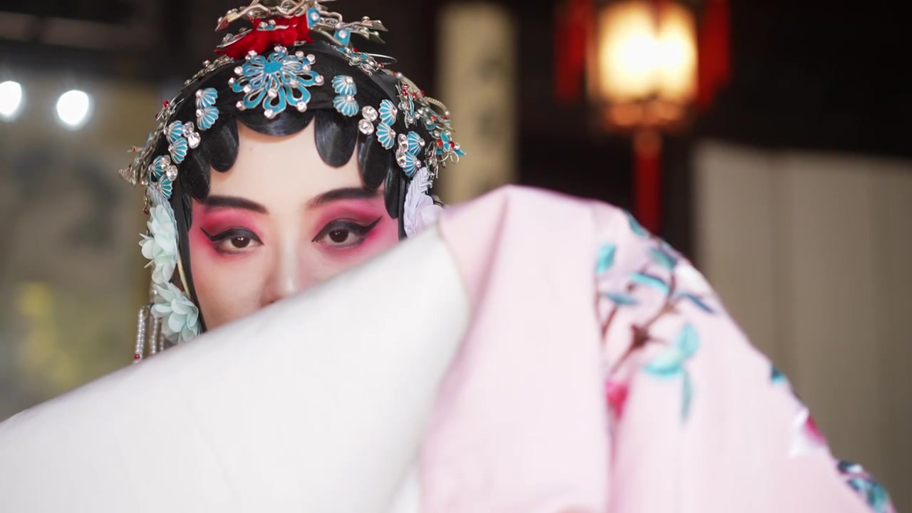 古装美女戏子在苏州耦园中厅视频下载