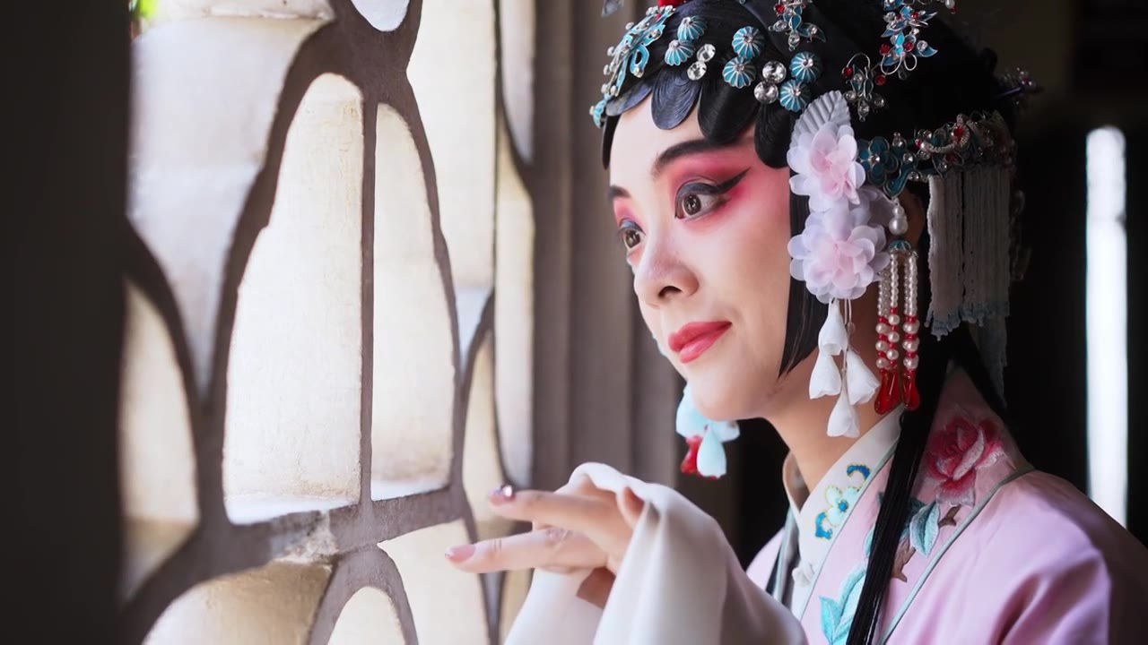 古装美女戏子在苏州耦园中厅视频下载