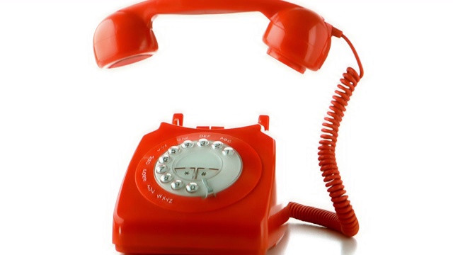 红色电话的听筒器掉落在电话上特写视频下载