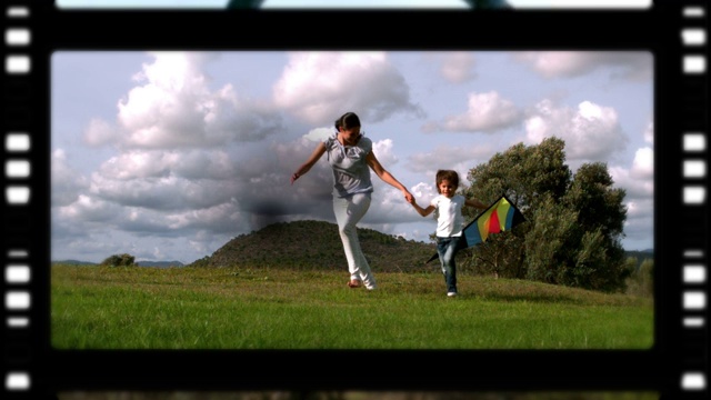 一个母亲和孩子在公园里玩的电影卷以黑色为背景视频下载
