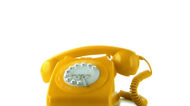 黄色电话的听筒器掉落在电话上特写视频下载