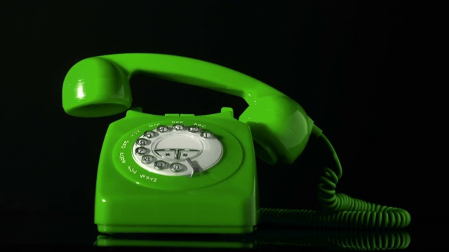绿色电话的听筒起掉落在电话上特写视频下载