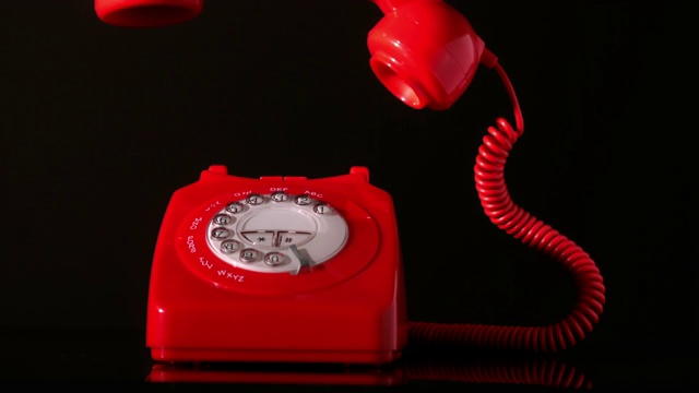 红色电话的听筒器掉落在电话上特写视频下载