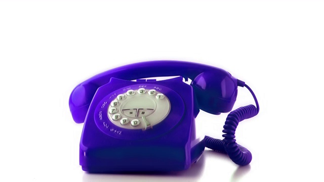 紫色电话的听筒器掉落在电话上特写视频下载