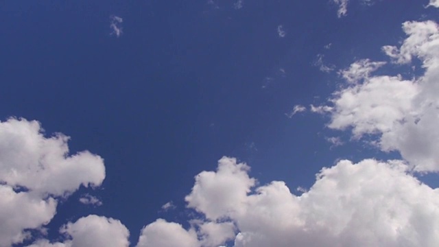 Time Lapse of Blue Sky with Clouds視頻素材