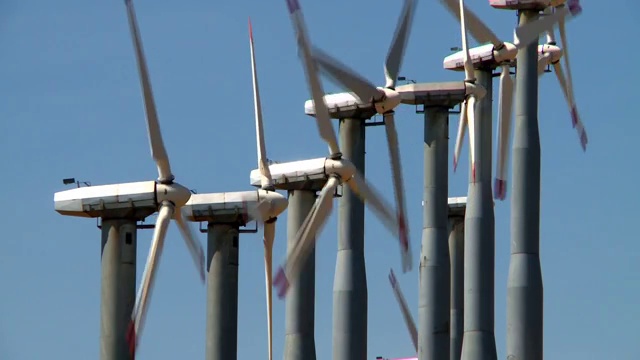 一排风力涡轮机在风电场上旋转视频下载