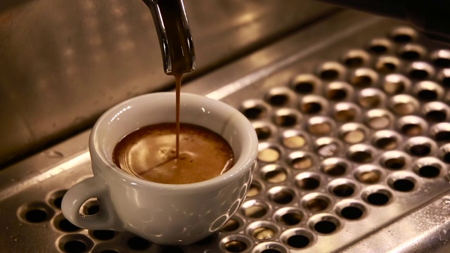 Making Espresso Coffee視頻素材