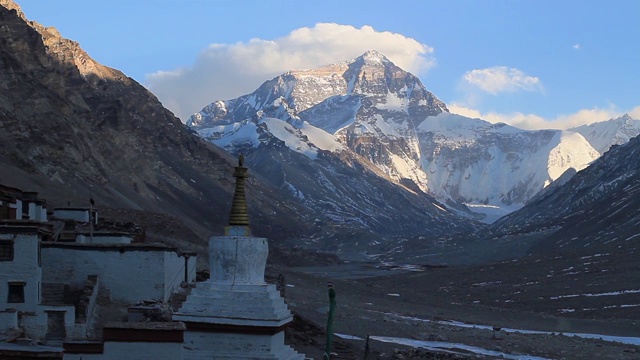 Snow-capped Mt. Everest and Stupa,視頻素材
