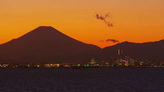 View of Mt. Fuji from Tokyo Bay Aqua-Line Umihotaru視頻素材