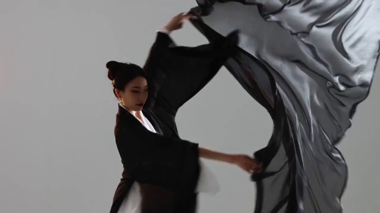 中国水墨古典舞：古装美女舞者与黑色薄纱视频下载