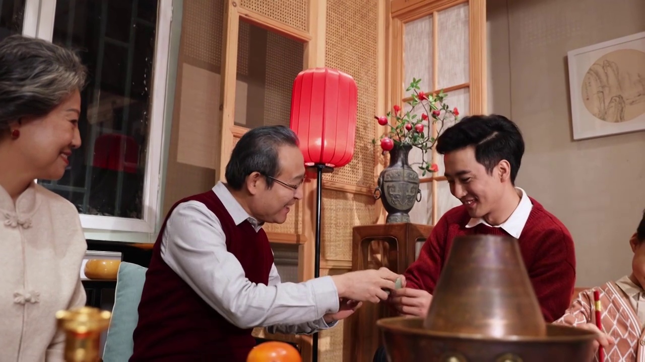春节幸福父子年夜饭喝酒视频下载