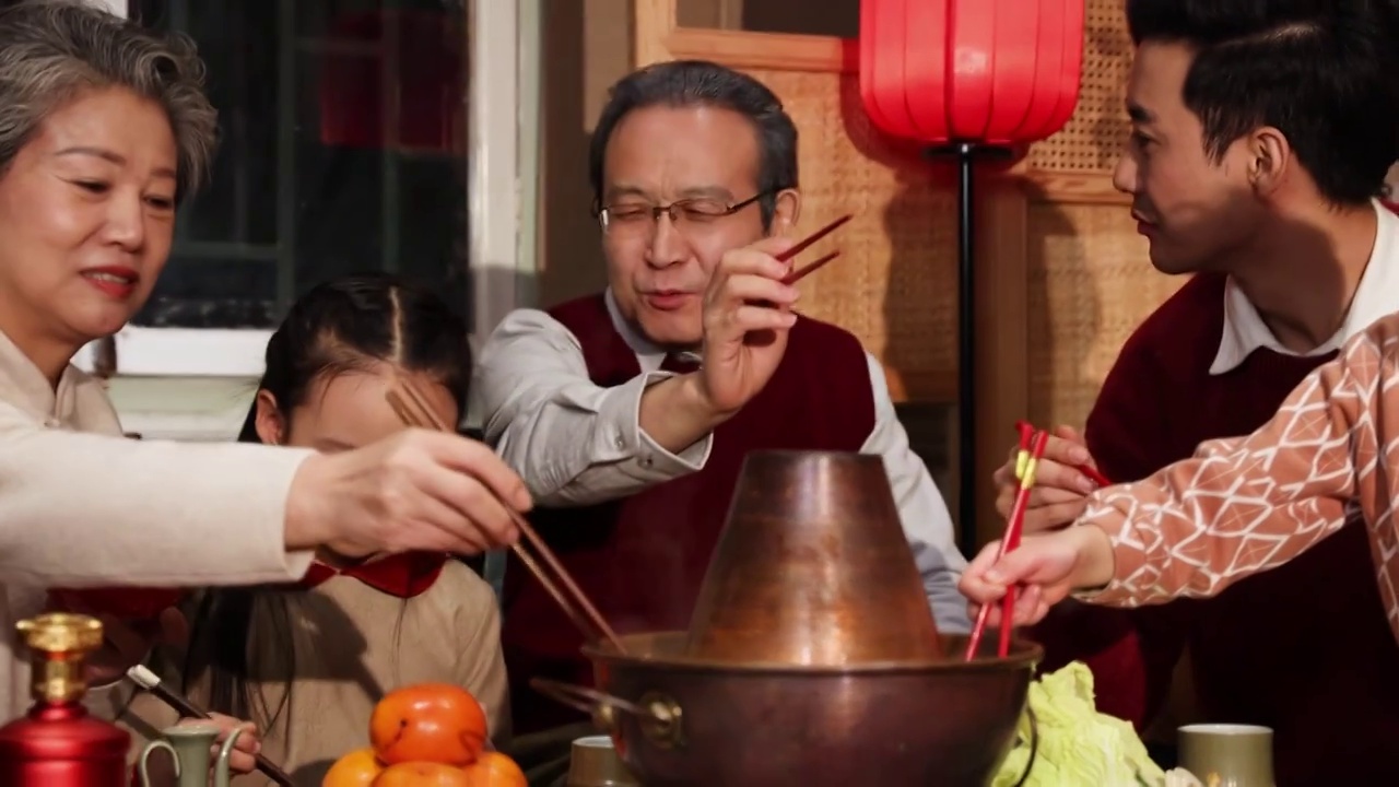幸福家庭过年吃火锅，一起看电视——春节晚会视频下载