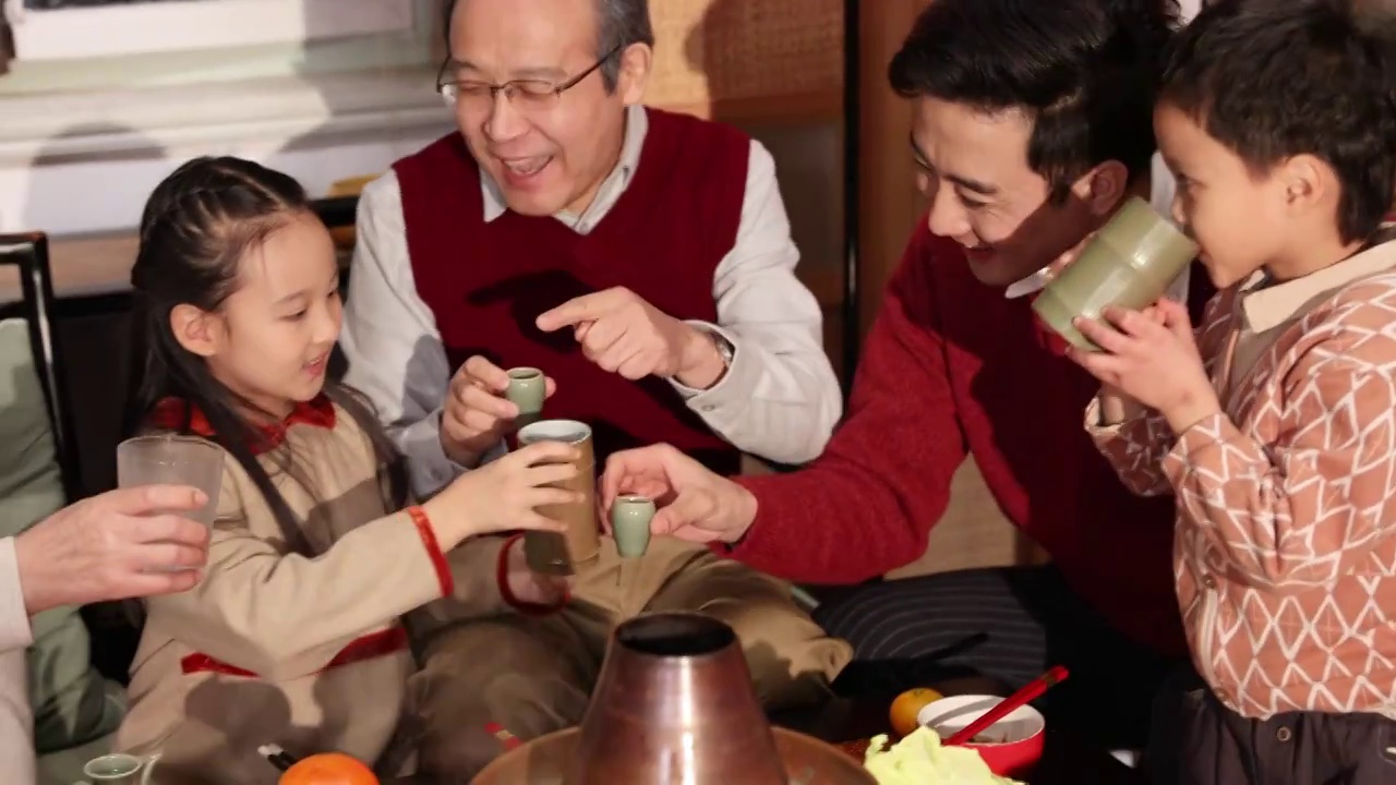 幸福家庭过年吃团圆饭，干杯庆祝春节视频下载