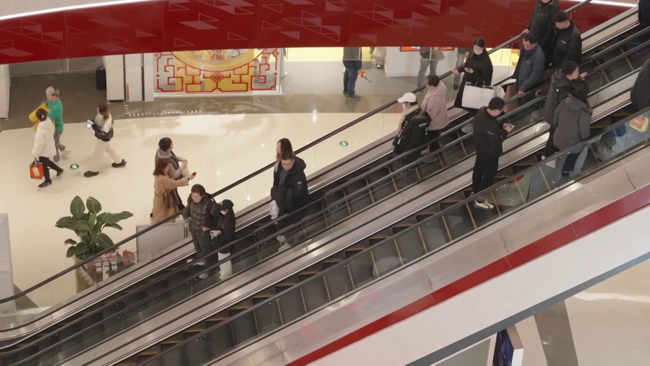 上海嘉定南翔印象城商场内部人流量视频素材